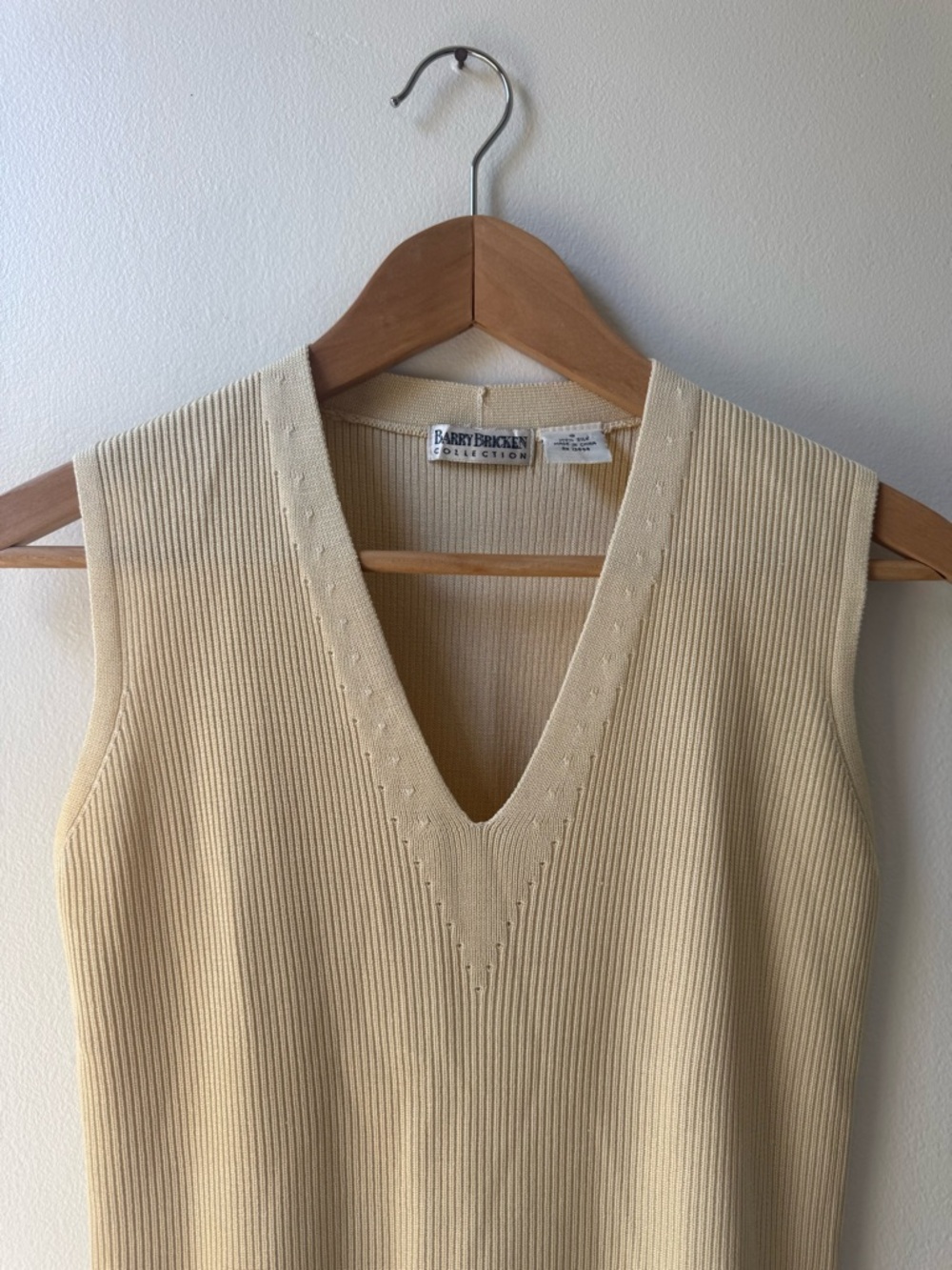 Barry Bricken Collection V-Neck Ribbed 100% Silk Tank - Picture 2 of 8
